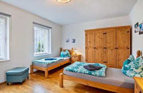 Gottscheina Apartamento | Ferienwohnung Creutzer in Leipzig Gottscheina, ideal auch für Monteure, kostenfreies, schnelles Wlan kostenfreies Parken, geräumiges Appartment mit 4 Einzelbetten, Komplettausstattung Küche, Bad mit Badewanne und Dusche Waschmaschine, Wäschetrockner