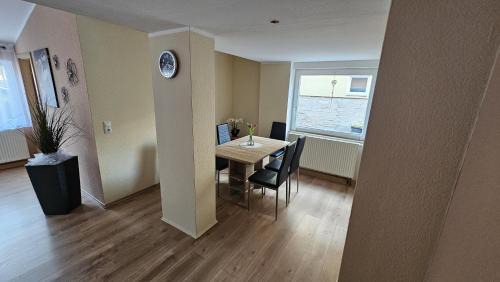 Bad Klosterlausnitz Apartamento | Ferienwohnung am Schwanenteich