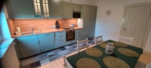 Naunheim Apartamento | Ferienwohnung Gasthof Port 90