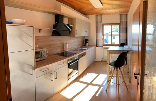 Windorf Apartamento | Apartamento con balcón, terraza y piscina climatizada en el jardín.
