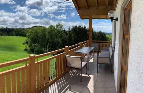 Windorf Apartamento | Apartamento con balcón, terraza y piscina climatizada en el jardín.