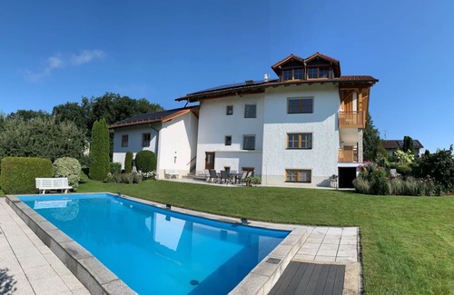 Windorf Apartamento | Apartamento con balcón, terraza y piscina climatizada en el jardín.