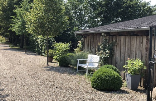 Bosau Apartamento | Ferienwohnung mit Weitläufigen, Parkähnlichen Garten, Pavillon und Bouleplatz