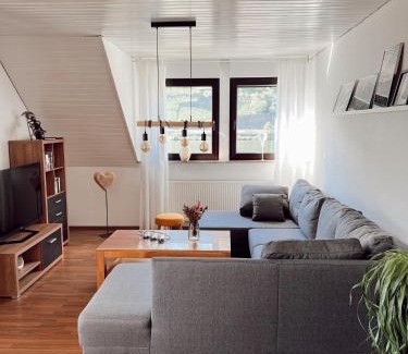 Oberfell Apartamento | Ferienwohnung Moselflair mit direktem Blick auf die Mosel und Weinberge