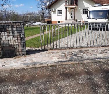 Kraljevo Apartamento | Ferienwohnung Süß