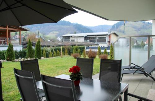 Untermunstertal Apartamento | Ferienwohnung Sterzl mit Terrasse im Münstertal