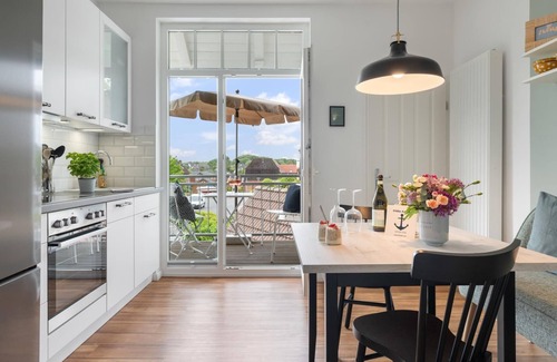 Laboe Apartamento | Ferienwohnung "villa Laboe" Über 85qm² bis zu 5 Personen. Wohnzimmer mit Großer, Gemütlicher Sitzgruppe , Volleingerichtete Küche mit Geschirrspüler und Essplatz, Geäumiger Flur mit Garderobe, Smart-tv, Blu-ray, W-lan, 2 mal