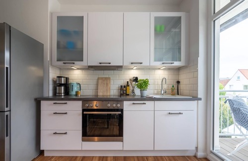 Laboe Apartamento | Ferienwohnung "villa Laboe" Über 85qm² bis zu 5 Personen. Wohnzimmer mit Großer, Gemütlicher Sitzgruppe , Volleingerichtete Küche mit Geschirrspüler und Essplatz, Geäumiger Flur mit Garderobe, Smart-tv, Blu-ray, W-lan, 2 mal