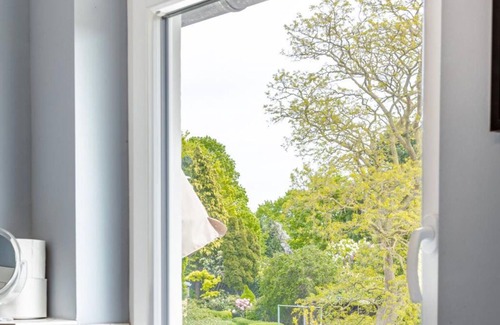 Laboe Apartamento | Ferienwohnung "villa Laboe" Über 85qm² bis zu 5 Personen. Wohnzimmer mit Großer, Gemütlicher Sitzgruppe , Volleingerichtete Küche mit Geschirrspüler und Essplatz, Geäumiger Flur mit Garderobe, Smart-tv, Blu-ray, W-lan, 2 mal