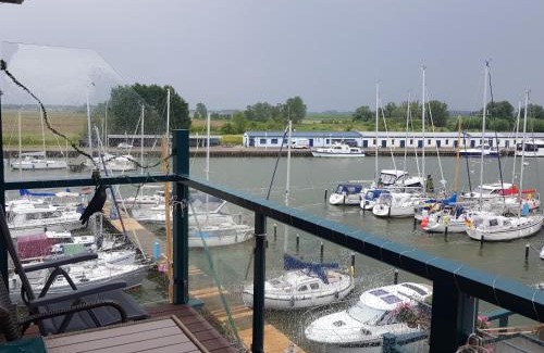 Karlshagen Apartamento | Ferienwohnung Yachthafenidyll - direkte Wasserlage am Hafen