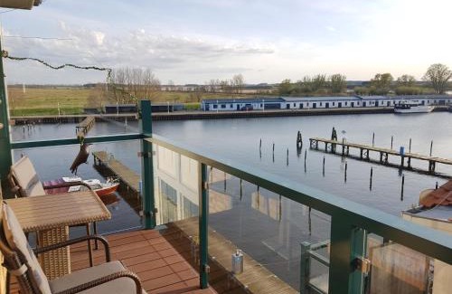 Karlshagen Apartamento | Ferienwohnung Yachthafenidyll - direkte Wasserlage am Hafen