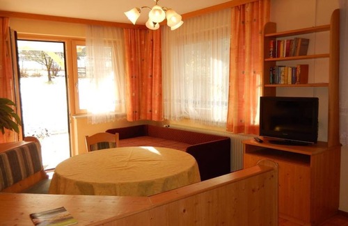 Irdning Apartamento | Ferienwohnungen Rojer - Apartment/living room/bedroom/shower, WC