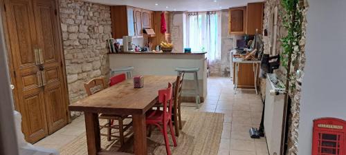 Druyes-les-Belles-Fontaines Casa | Ferme du 17ème siècle et jardin