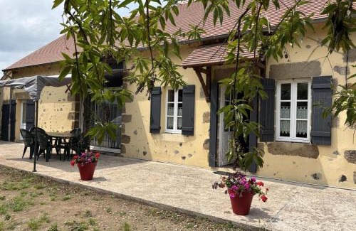 Bourbon-l'Archambault Casa | Fermette rénovée avec jardin clos, animaux acceptés, WiFi et parking - FR-1-489-87
