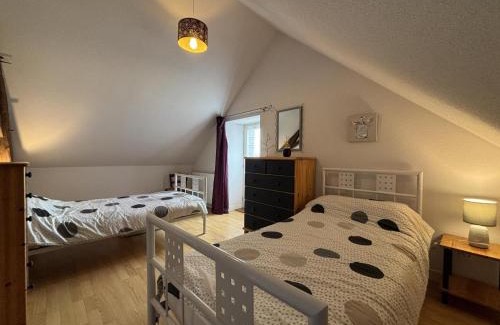Bourbon-l'Archambault Casa | Fermette rénovée avec jardin clos, animaux acceptés, WiFi et parking - FR-1-489-87