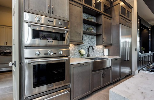 Katie Hill Neighborhood Casa | Fern Manor-5bdrm-Private Pool-Theatre-Luxury Rental