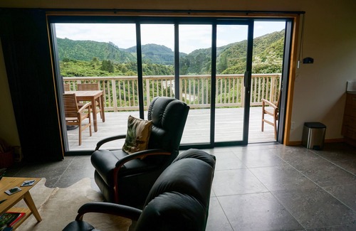 Tararua Forest Park Casa | Fern Valley Cabin - Native Bush Retreat in Otaki Gorge