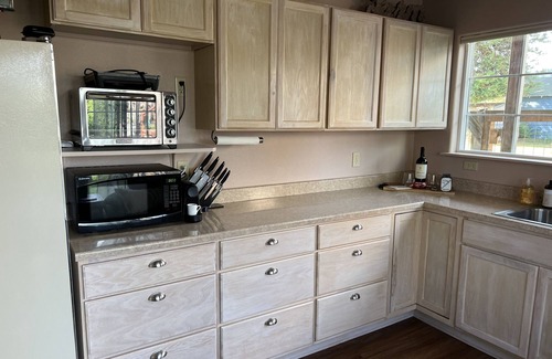 Ferndale Casa | Ferndale Bungalow with pasture views, 5 minute walk to Downtown!
