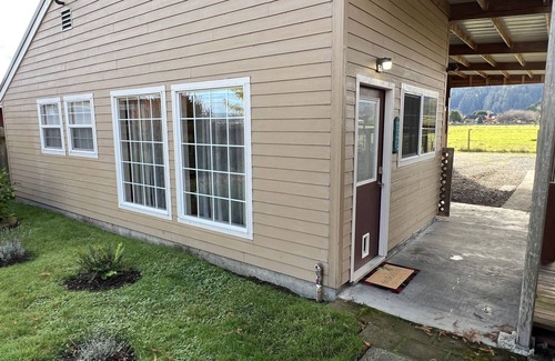 Ferndale Casa | Ferndale Bungalow with pasture views, 5 minute walk to Downtown!