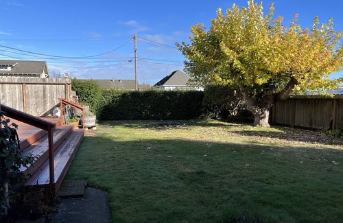 Ferndale Casa | Ferndale Bungalow with pasture views, 5 minute walk to Downtown!