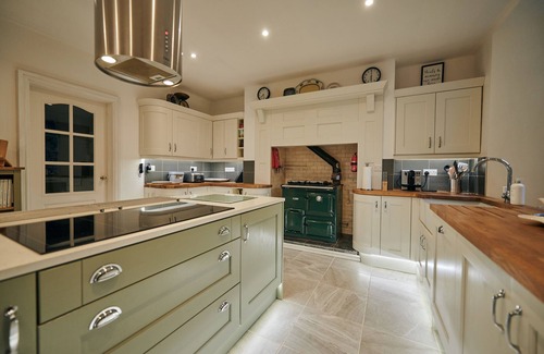 Laugharne Cabaña | Fernhill House, Detached Georgian house with stunning views with HOT TUB