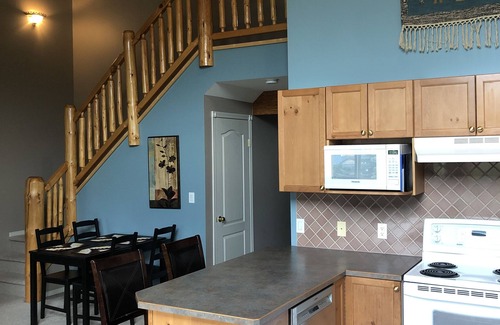 East Kootenay Condominio | Fernie 3 Bed Condo with vaulted ceilings and Deck