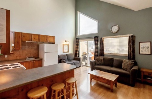 East Kootenay Condominio | Fernie Riverside 3 Bedroom Condo - Mountain View