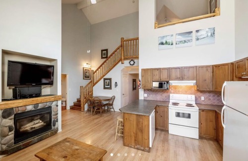 East Kootenay Condominio | Fernie Riverside 3 Bedroom Condo - Mountain View