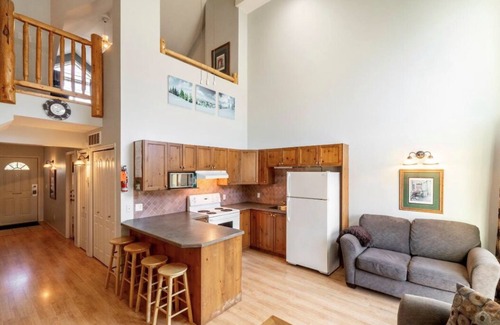 East Kootenay Condominio | Fernie Riverside 3 Bedroom Condo - Mountain View