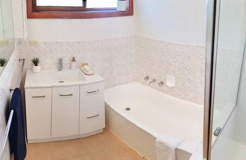 Norlane Apartamento | FERNLY BFast, WiFi Nflx AC Walk2Pizza Liquor Deli,