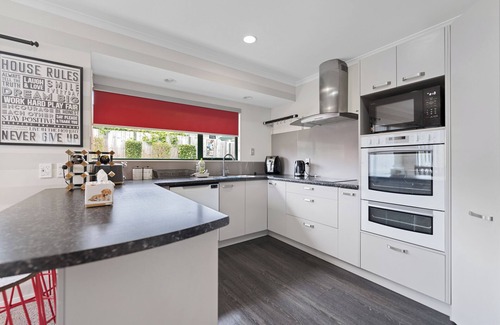 Welcome Bay Casa | Fernwood Escape - Tauranga Holiday Home