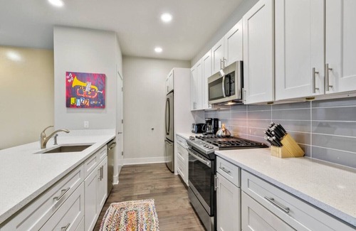 Bywater Condominio | Festive Luxury Condo Near the Quarter with Balcony