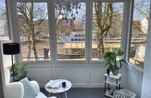 Emden Apartamento | Feuerschiff-Panorama - Neue moderne Wohnung in der Innenstadt mit Blick übers Wasser