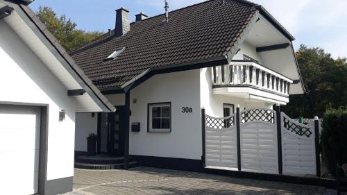 Mahren Apartamento | FeWo Meyer mit privatem Pool & Gartensauna
