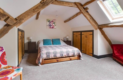 Llanwrtyd Wells Casa | Gran casa de campo de carácter ubicada en una ladera en el corazón de la zona rural de Gales Central ofrece una ubicación aislada.