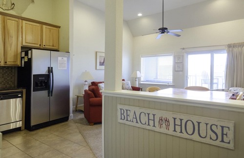 Kill Devil Hills Condominio | Condominio con vista al mar en la planta superior con jacuzzi privado en el balcón, muchas actualizaciones recientes
