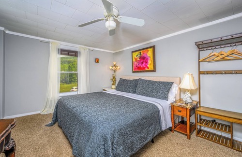 Maplecrest Cama Y Desayuno | Fiddler On The Roof Room Room with mountain views, a King-Size bed, en suite bathroom, and FREE breakfast. It sleeps 2.