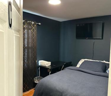 Irvington Casa | Fidelia Crystal Room, Queen Bed minutes from Newark Liberty International Airport and Newark Penn Station