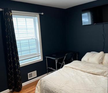 Irvington Casa | Fidelia Crystal Room, Queen Bed minutes from Newark Liberty International Airport and Newark Penn Station