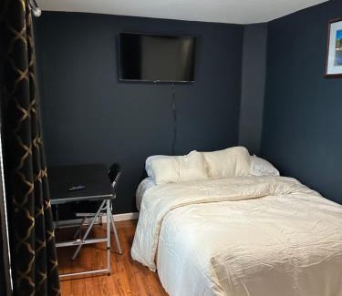 Irvington Casa | Fidelia Crystal Room, Queen Bed minutes from Newark Liberty International Airport and Newark Penn Station