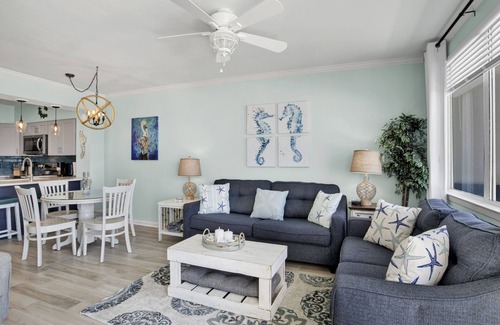 Orange Beach Condominio | Fido friendly! Silver Beach 605. Toes in the Water OBA & Access to Sand!