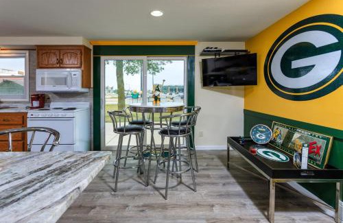 Green Bay Casa | Field of Dreams by Simple Life Rentals