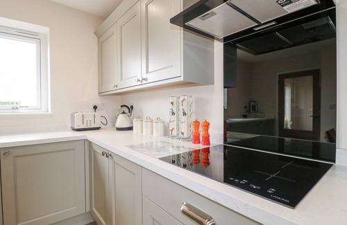Harlaston Cabaña | FIELDS VIEW, family friendly, character holiday cottage in Alrewas