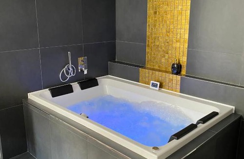 Jihlava Apartamento | FiftyShades Apartmán s vířivkou