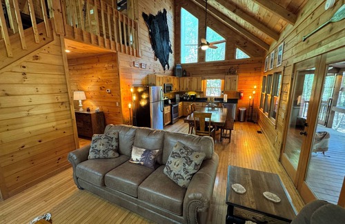 Epworth Cabina | FIGHTINGTOWN CREEK. WIFI/CABLE. Sleeps 8, PET FRIENDLY. HOT TUB, Creekside dock