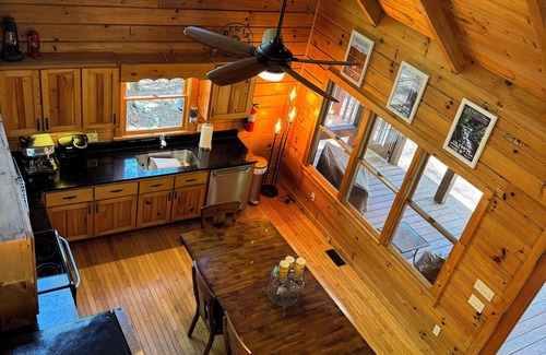 Epworth Cabina | FIGHTINGTOWN CREEK. WIFI/CABLE. Sleeps 8, PET FRIENDLY. HOT TUB, Creekside dock