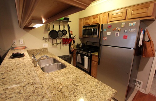 Travis Heights Condominio | Filmmaker High-end Luxury/Corporate 1/1 Condo is back, better and available