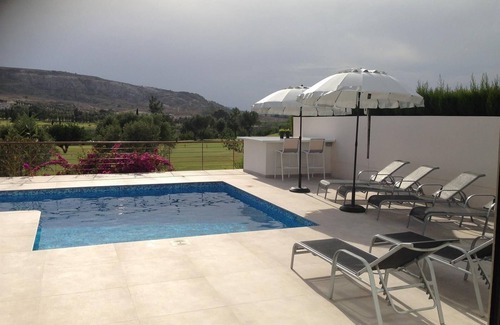 Algorfa Villa | Casa de campo "Moderna Orquidea Frontline" con vistas a la montaña, piscina privada y Wi-Fi