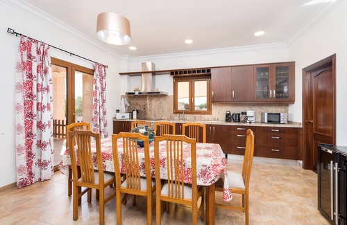 Manacor Villa | Finca Sánchez con vistas al mar, piscina, Wi-Fi, balcón, terraza y jardín; aparcamiento disponible