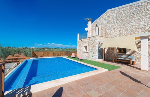 Manacor Villa | Finca Sánchez con vistas al mar, piscina, Wi-Fi, balcón, terraza y jardín; aparcamiento disponible